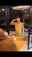 Askerden dönen babasına önce tavır koyan sonrasında ise dayanamayıp sarılan ufaklık 