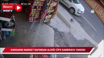 Karganın market rafından aldığı cips kameralara yansıdı