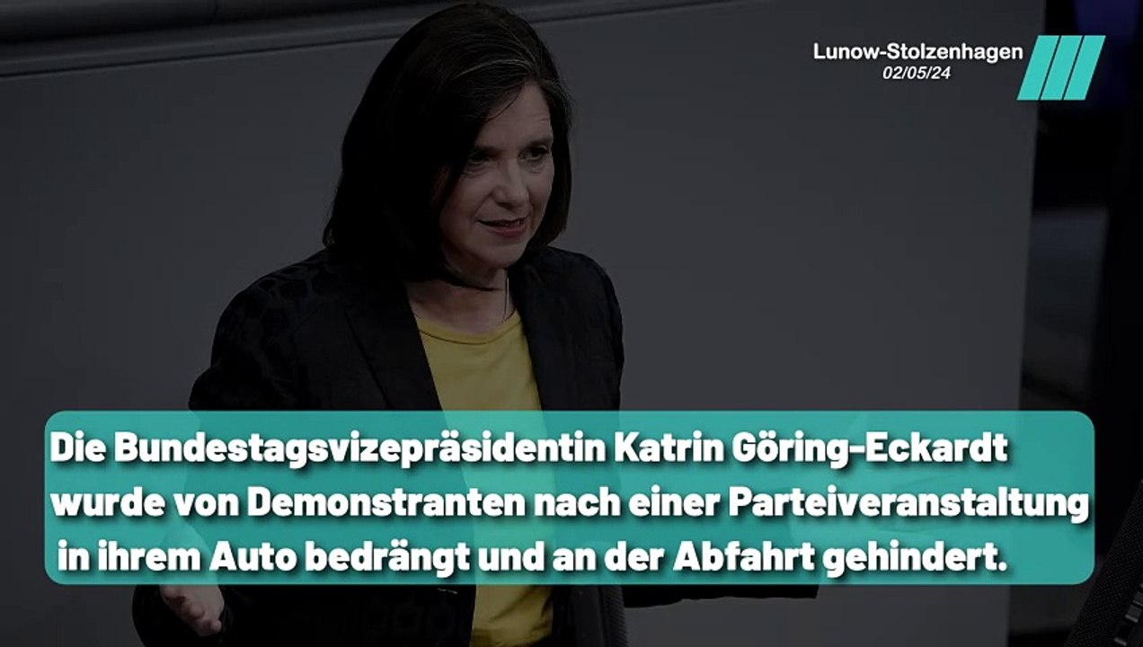 Bedrohte Demokratie ? Göring Eckardt von Demonstranten attackiert