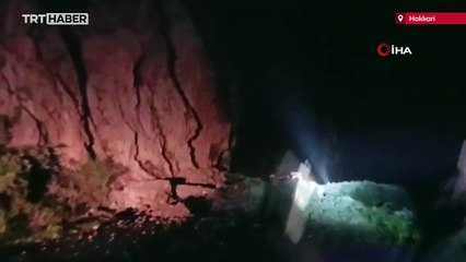 Hakkari'de dev kayalar karayoluna düştü