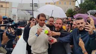 Tennis, a Roma, salta per la pioggia l'esibizione di Nadal a Piazza del Popolo: solo foto e autografi