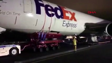 İstanbul Havalimanı'nda gövdesi üzerine inen uçak kaldırıldı
