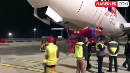 İstanbul Havalimanı'nda gövdesinin üzerine inen uçak bulunduğu yerden kaldırıldı