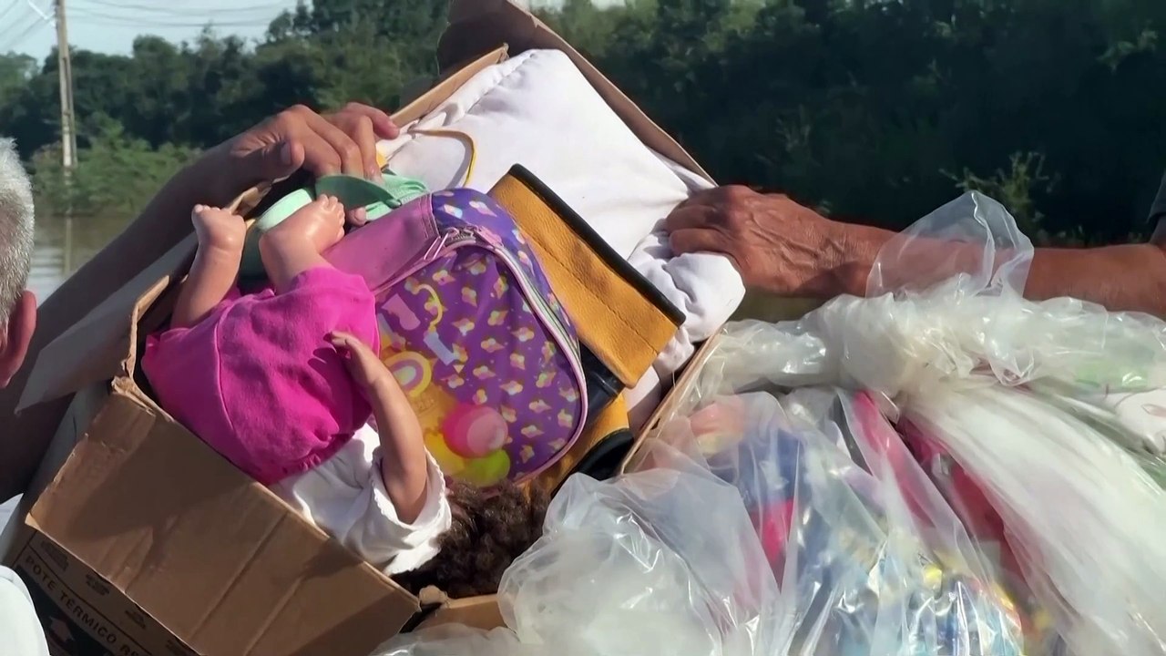 Wheel loader driver helps flooded community in Brazil