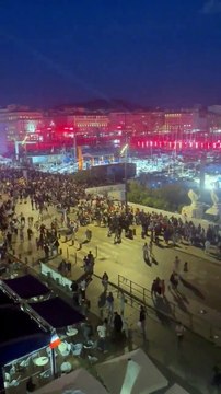 La flamme à Marseille - Les images du mouvement de panique hier soir lors de la grande fête sur le Vieux Port après une fausse rumeur d'attentat