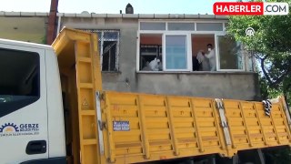 Gebze'de bir evden 10 kamyon çöp çıkarıldı