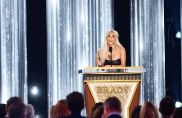 Kim Kardashian being booed during Tom Brady roast cut by Netflix!
