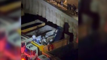 Otomobil, park halindeki kamyonun damperine düştü: 1 yaralı