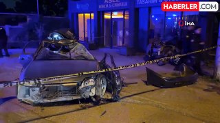 Beton elektrik direğine çarpan otomobilin ikiye bölündüğü feci kaza kamerada: 1 ölü,1 yaralı