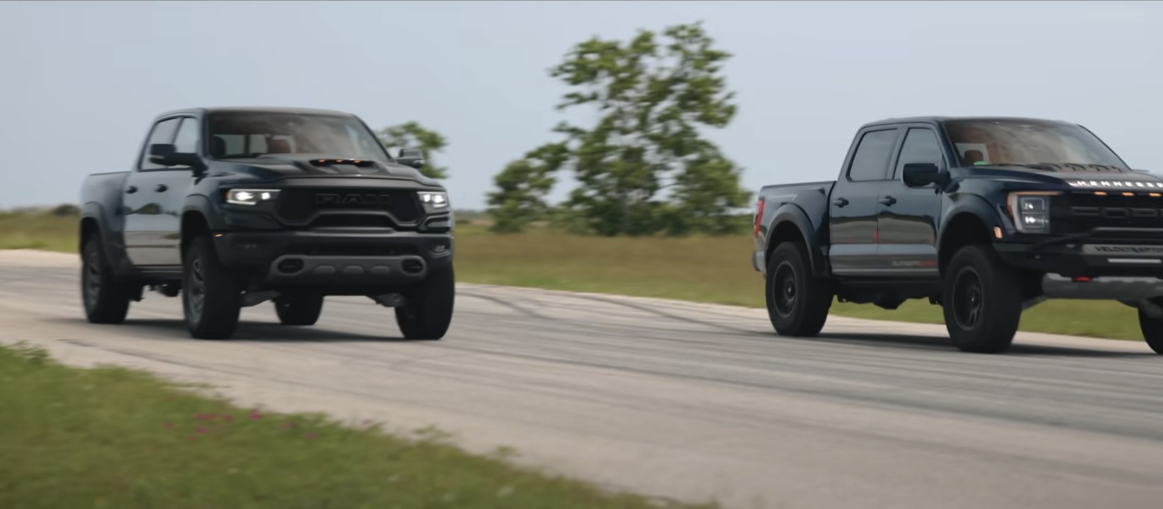 VÍDEO: 2 titanes frente a frente | RAM TRX vs Ford F-150 Raptor R by Hennessey, ¿quién da más?