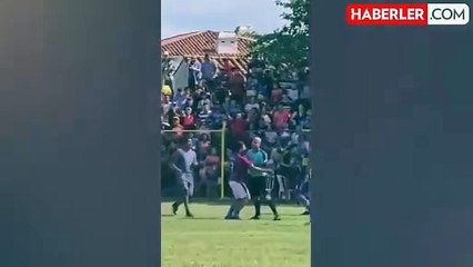 Bunu da gördük! Bütün takım hakeme saldırdı, araya ordu girdi