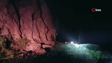 Dev kayalar karayoluna düştü, yol ulaşıma kapandı... Kamyonet kayaların arasında kaldı