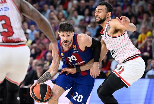 أولمبياكوس يتجاوز برشلونة ويبلغ نصف النهائي