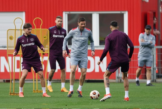 هل يوقف روما قطار باير ليفركوزن؟