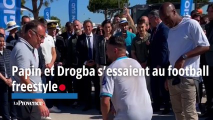 Jean-Pierre Papin et Didier Drogba, porteurs de la flamme, s'essaient au football freestyle