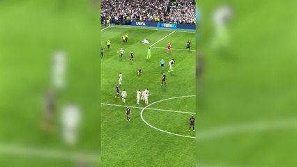 ¡Sorprendente! Rüdiger abraza a un espontáneo en pleno partido 🤝