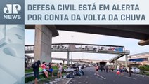 Moradores de Porto Alegre (RS) buscam abrigo em passarela