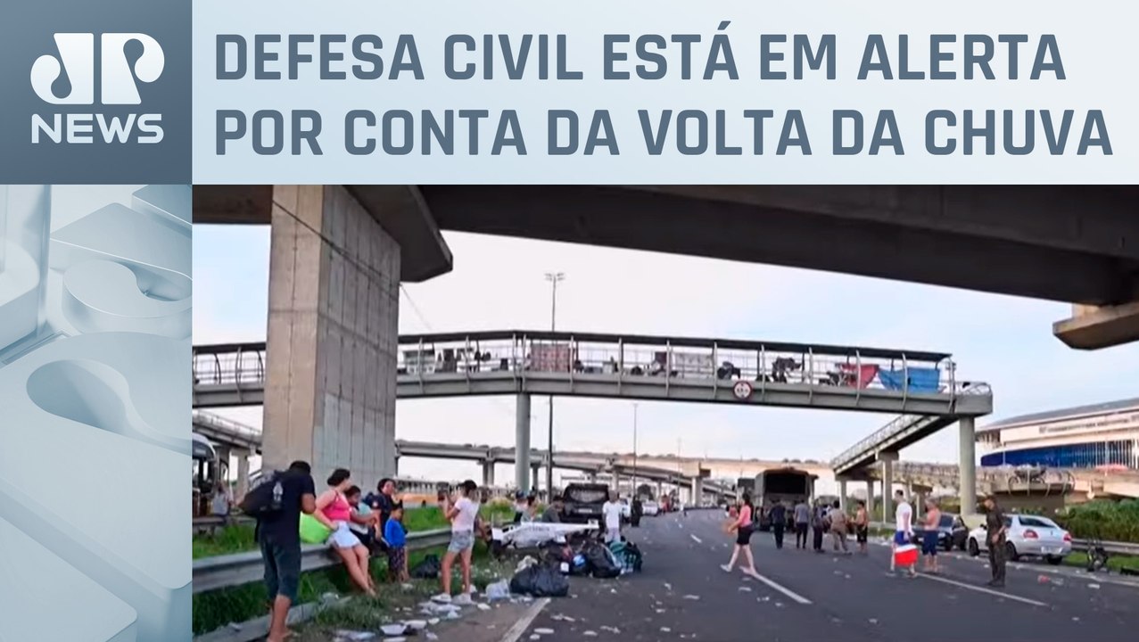 Moradores de Porto Alegre (RS) buscam abrigo em...