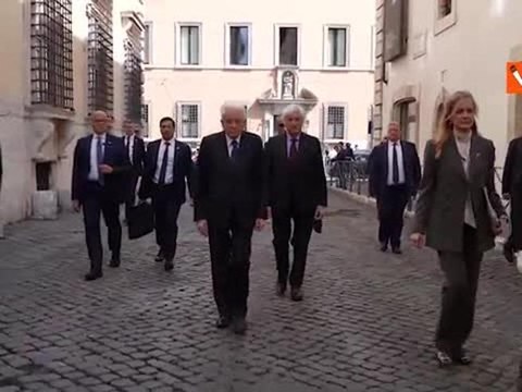Mattarella rende omaggio ad Aldo Moro in via Caetani, la deposizione della corona di fiori