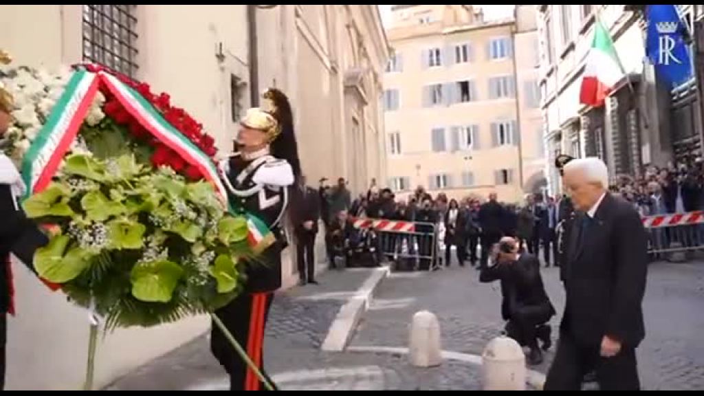 Video Terrorismo, Mattarella depone una corona per Moro e le altre vittime