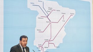 Cinco horas para recorrer 136km en transporte público: el PP expone la gestión de Óscar Puente