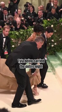 Tyla has 4 men carrying her the entire Met Gala #metgala #celebrity #celebrities #fashion #art