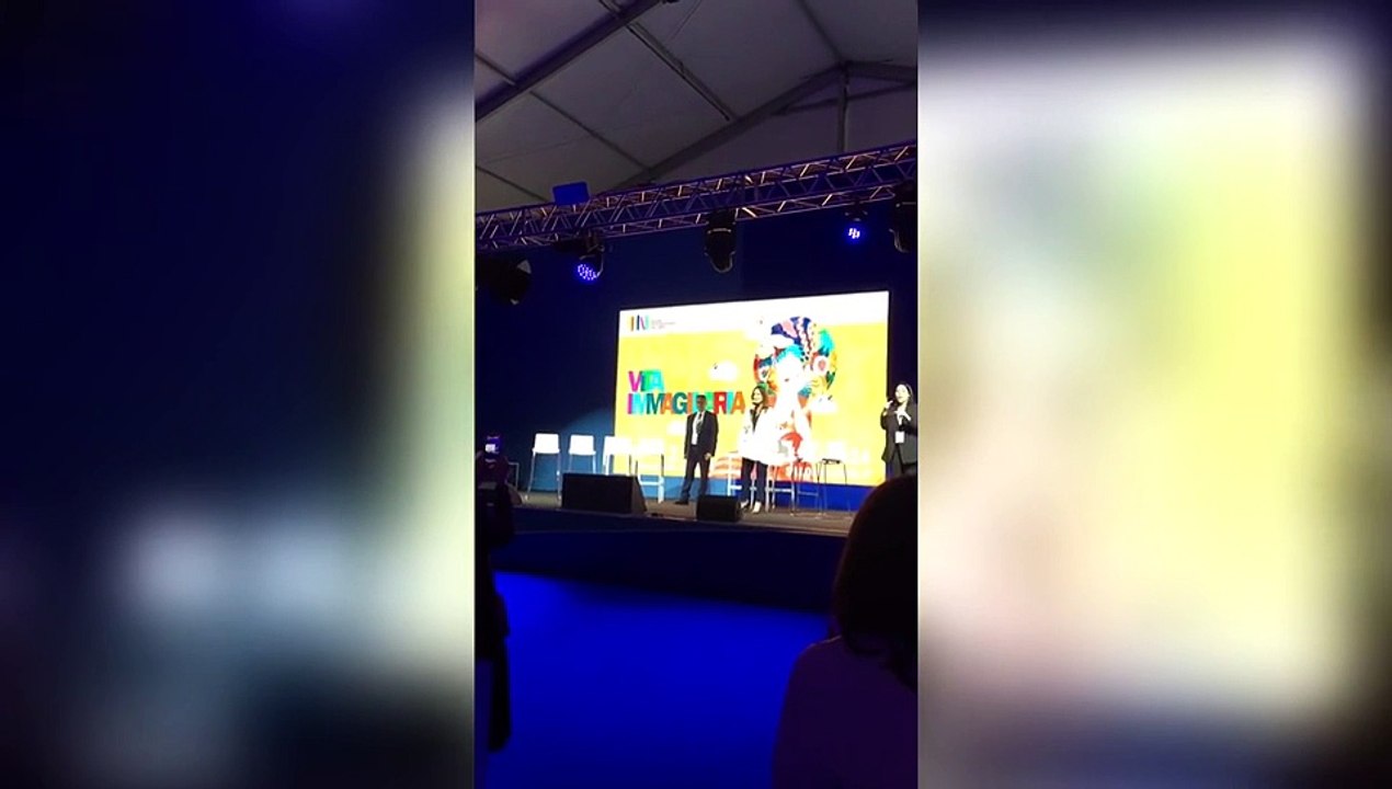 I saluti di Annalena Benini alle scuole prima dell’incontro inaugurale con Maurizio Maggiani all’arena BookStock