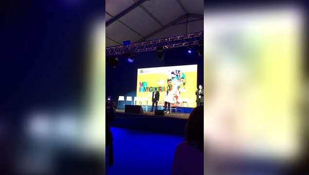 I saluti di Annalena Benini alle scuole prima dell’incontro inaugurale con Maurizio Maggiani all’arena BookStock