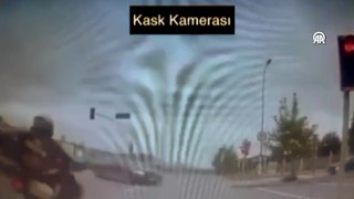 Motosikletin otomobile çarpması araç kamerasınca kaydedildi