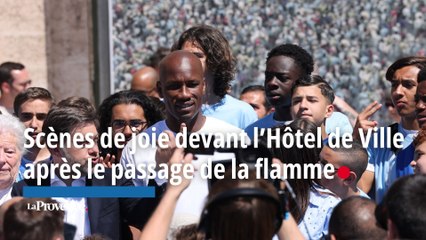À Marseille, scènes de joie devant l'Hôtel de Ville pendant le passage de la flamme