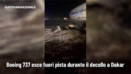 Boeing 737 esce fuori pista durante il decollo a Dakar