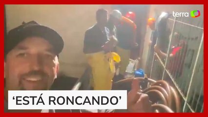 Funcionários comemoram conserto de bomba em Estação de Tratamento de Água em Porto Alegre