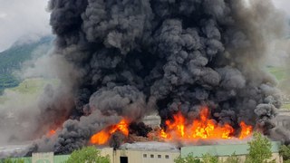 Monströse Rauchwolke! Ladesäulen-Fabrik brennt lichterloh