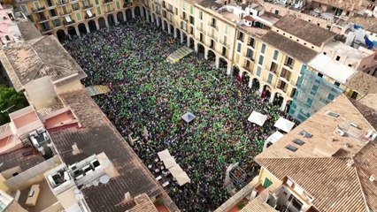 Una multitud desborda la plaça Major de Palma en defensa del català