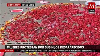 Familias de desaparecidos forman corazón de rosa en Monterrey