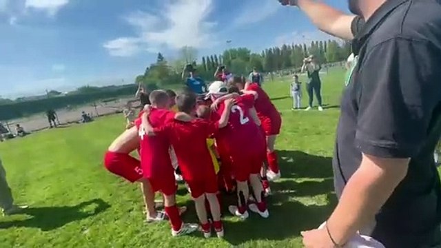 Les U13 fêtent les U7 vainqueurs au tournoi de Mayenne