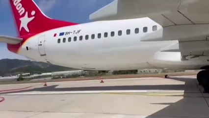 보잉 여객기 착륙 중 타이어 펑크...190명 대피 / YTN