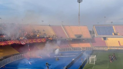 Lecce, in 500 al Via del Mare per spingere la squadra: che tifo!