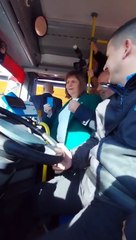 Bullrich monta un colectivo, pide una SUBE y todo sale mal: "Sos un caradura, no tiene saldo, viejo"