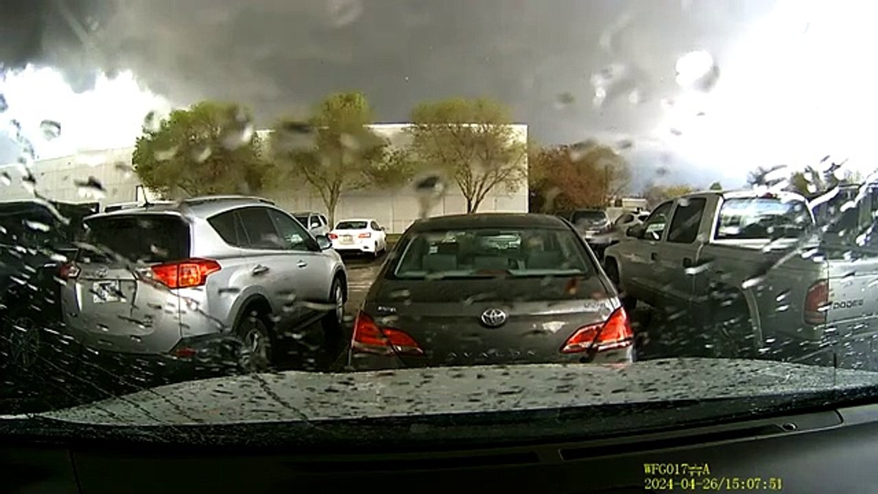 Sa dashcam filme une tornade impressionnante