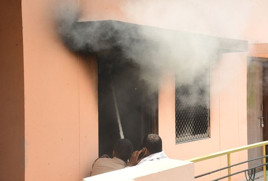अचानक उठा काले धुएं का गुबार, भीषण आग में हुआ भवन को यह नुकसान