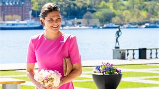 GALA VIDEO - Victoria de Suède rayonnante : elle attire tous les regards dans une robe rose fuchsia
