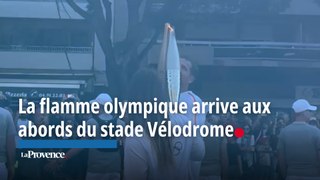 La flamme olympique arrive aux abords du stade Vélodrome
