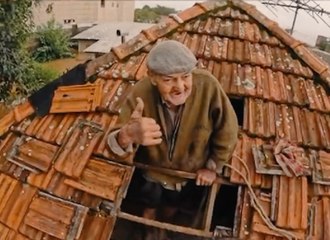 Vovô Eronel, 84 anos, sorri e faz 'joinha' ao ser resgatado do forro de casa, em Canoas, RS!