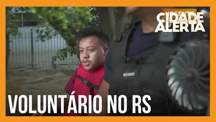 Jovem aprende a andar de caiaque para trabalhar no resgate de animais em áreas alagadas