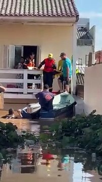 Cheias em Porto Alegre, Brasil - Senhora de 100 anos resgatada em Rio Branco, Canoas
