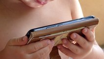 ¿Qué tan conveniente sería restringir el uso de celulares a niños y adolescentes?: expertos responden