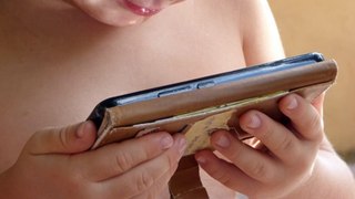 ¿Qué tan conveniente sería restringir el uso de celulares a niños y adolescentes?: expertos responden