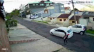Mulher foge de suposto sequestro relâmpago e abre alerta a moradores em bairro de Curitiba