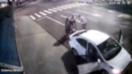 Câmera de segurança mostra tentativa de assalto frustrada na Avenida Barão do Rio Branco